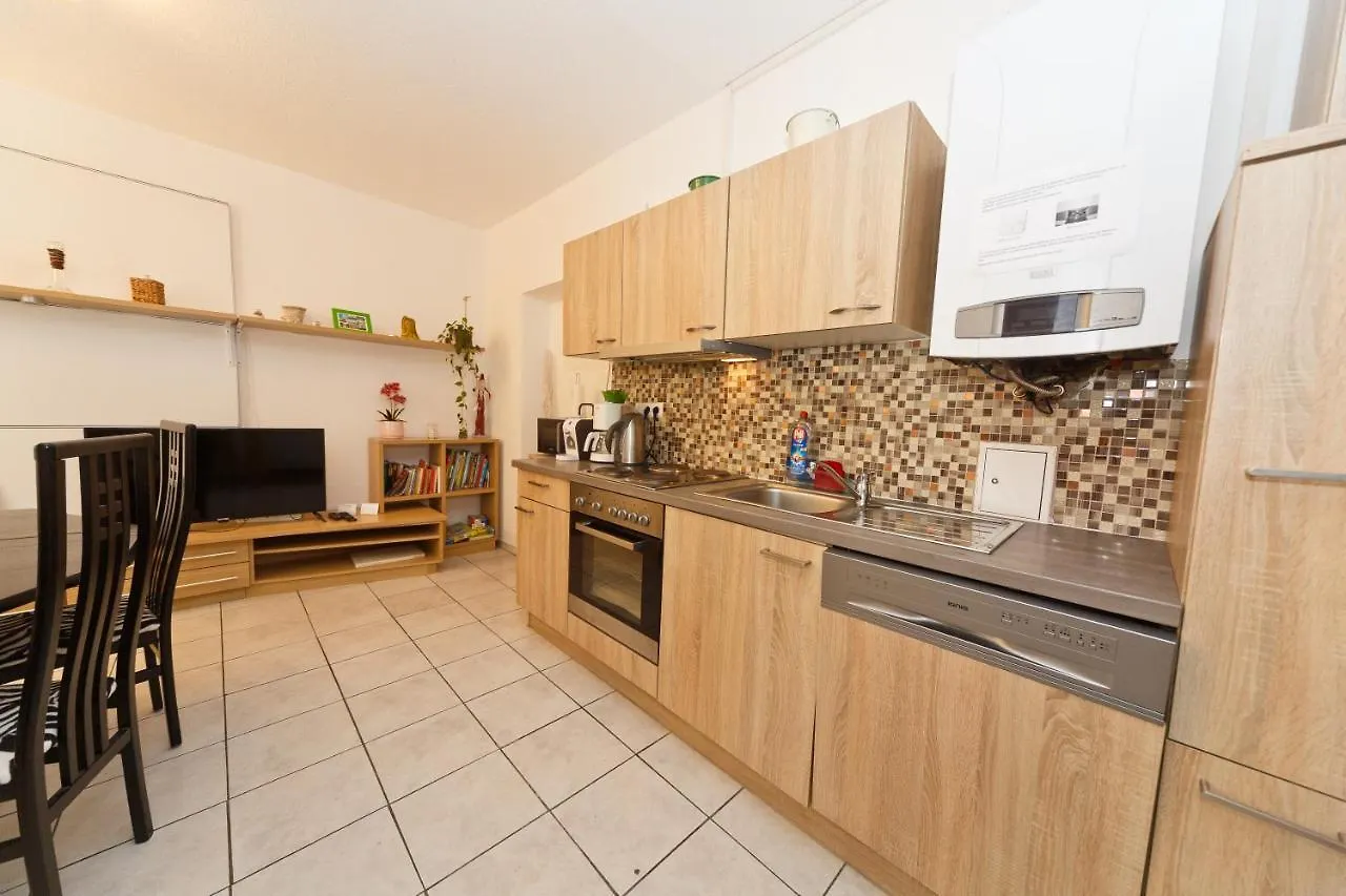 Apartments In Vienna Near Schoenbrunn & Westbahnhof - Keyless Check-In