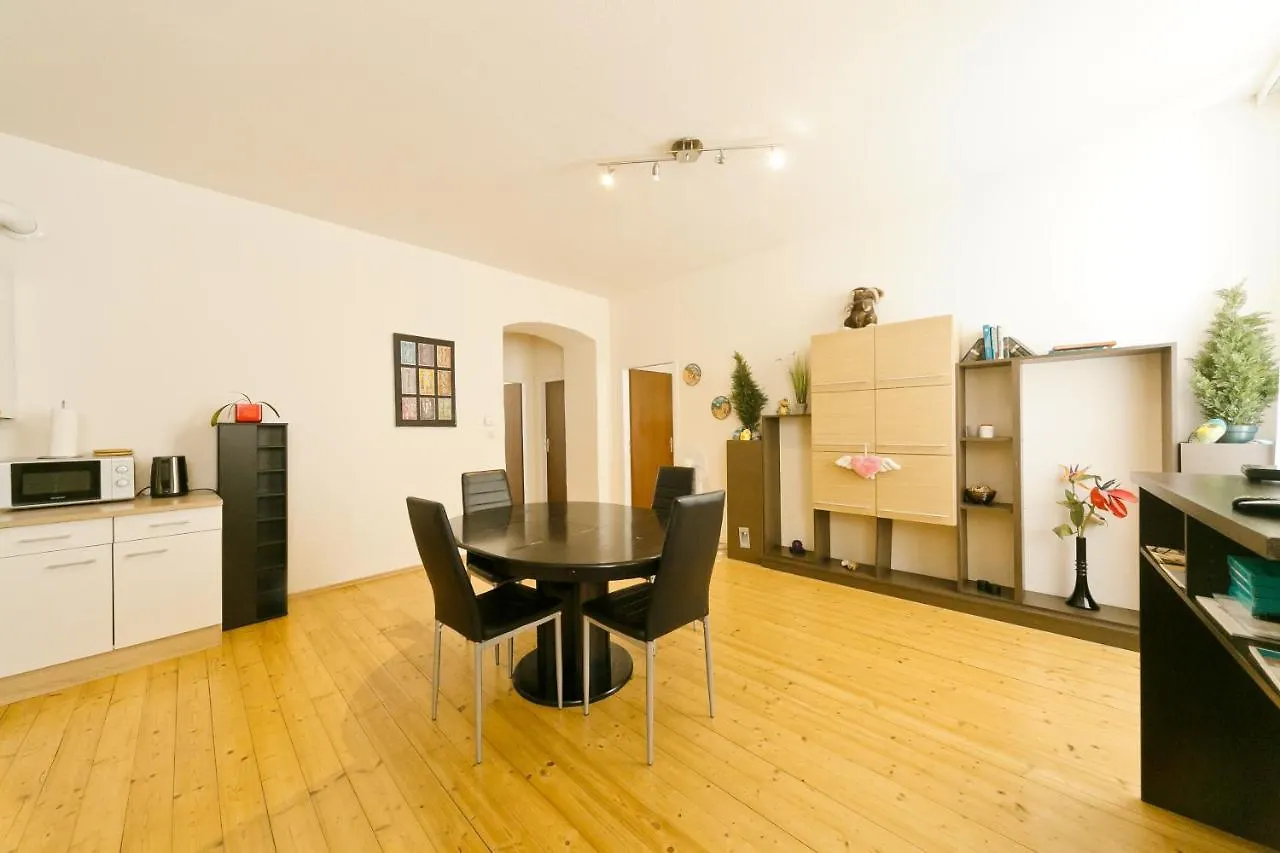 Apartments In Vienna Near Schoenbrunn & Westbahnhof - Keyless Check-In