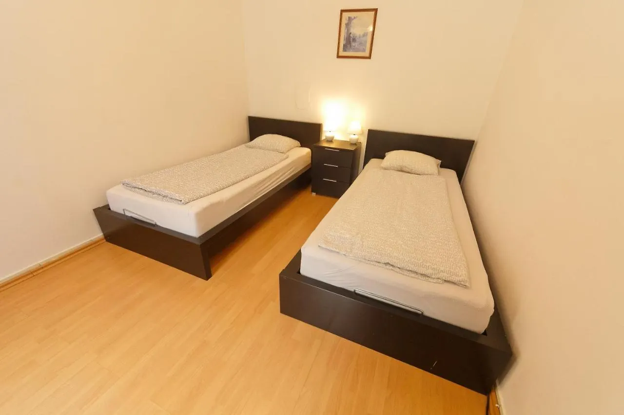 Apartments In Vienna Near Schoenbrunn & Westbahnhof - Keyless Check-In