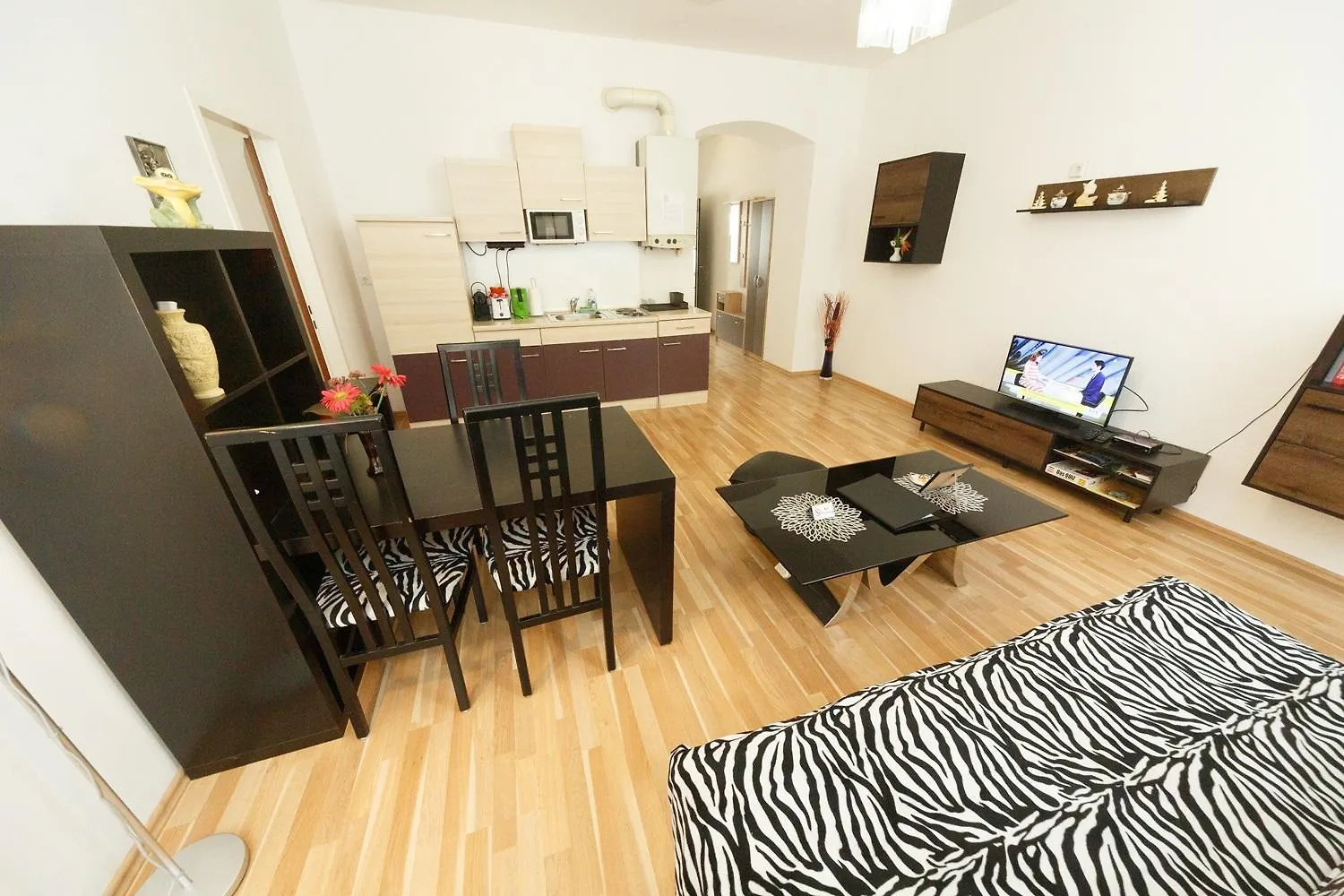 Apartments In Vienna Near Schoenbrunn & Westbahnhof - Keyless Check-In