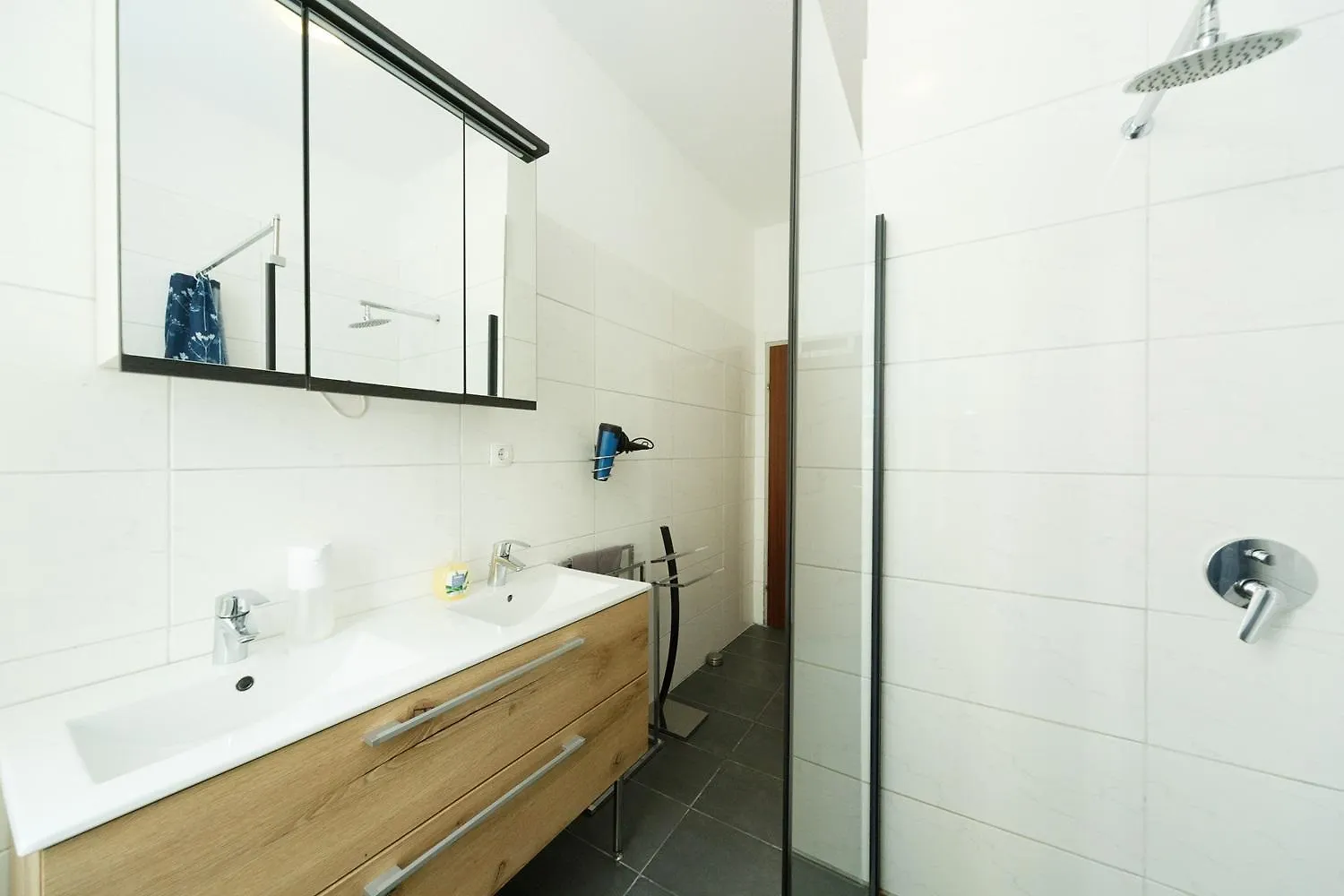 Apartments In Vienna Near Schoenbrunn & Westbahnhof - Keyless Check-In