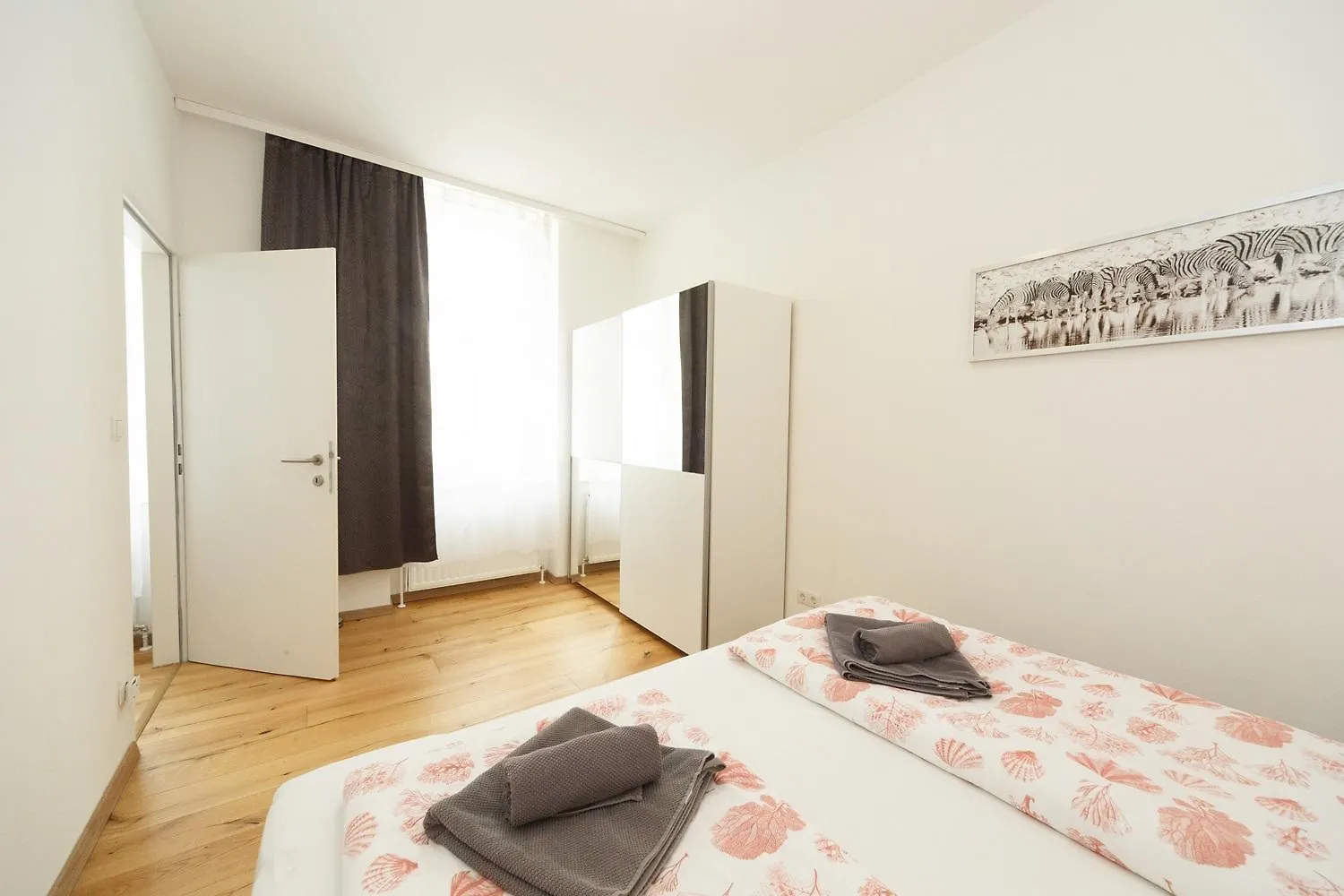 Apartments In Vienna Near Schoenbrunn & Westbahnhof - Keyless Check-In