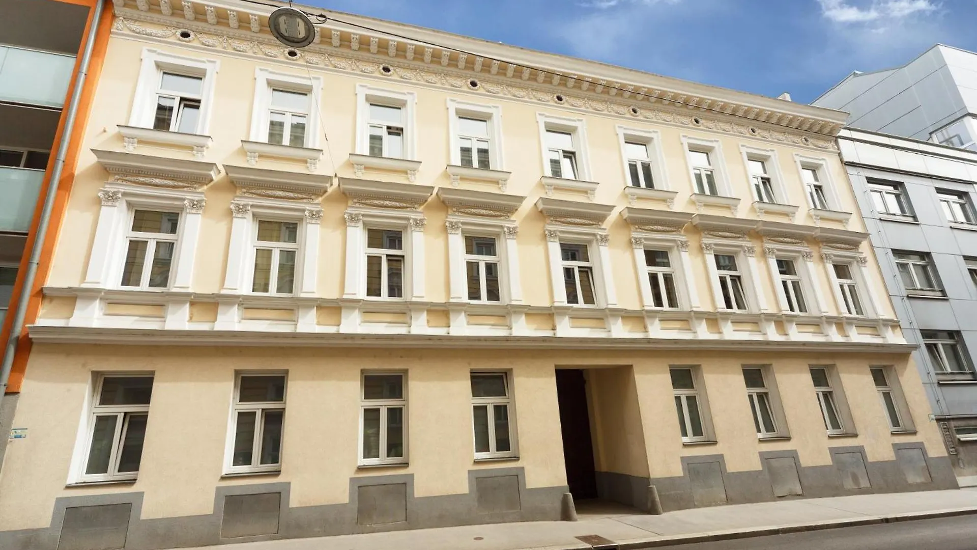 Apartments In Vienna Near Schoenbrunn & Westbahnhof - Keyless Check-In